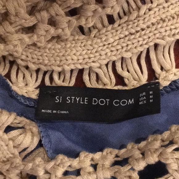 NEVER WORN! Super cute flowy top - Picture 2 of 2